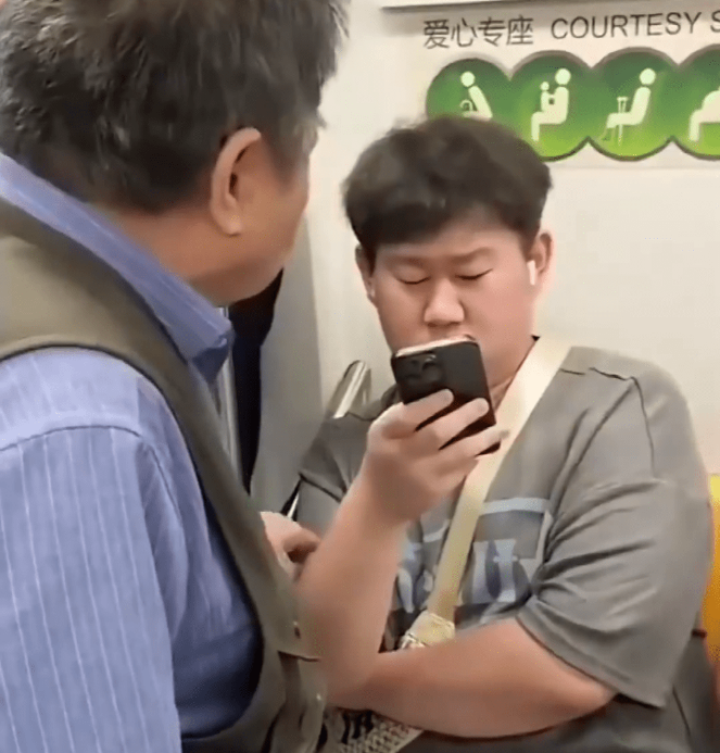 年轻人因坐在有“爱心专座”绿色标识的座位上，被老翁纠缠让座。