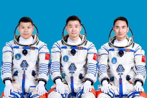 神舟二十号航天员陈冬（中）、陈中瑞（右）、王杰。新华社