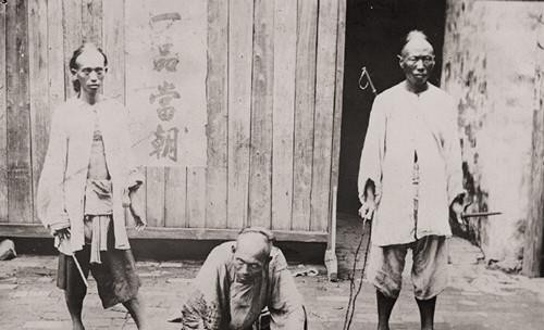 清朝刽子手表情冷漠。
