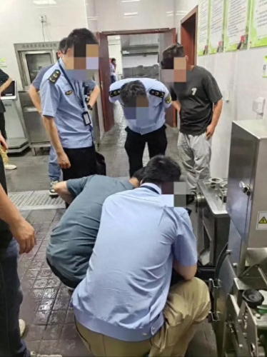 相关人员在现场调查。 大风新闻
