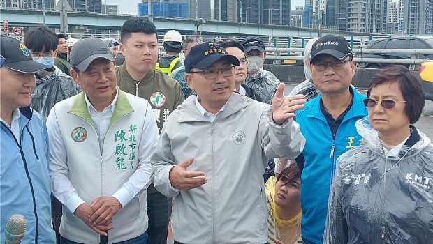 新北市长侯友宜（中）26日视察新北大桥机车道改善后完工现况。