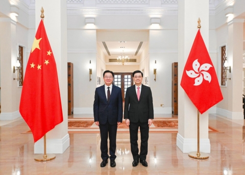 李家超(右)与新任中联办主任周霁(左)会面