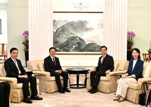 李家超(右二)表示，衷心欢迎周霁(左二)出任新职。