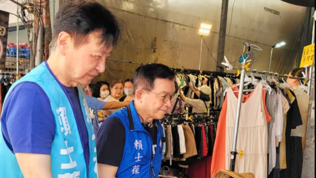 赵少康31日上午陪同国民党“立委”赖士葆到木栅市场跟乡亲问好