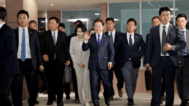 李在明承诺带领国家团结，提振经济，恢复民主，克服内乱，杜绝军事政变。