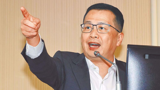 国民党“立委”罗智强回应，根本没有柯的电话，他也已正式委请律师，对罢团提起诉讼，求偿100万。