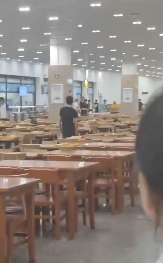 疑凶作案后，与围堵他的民众对峙。网图
