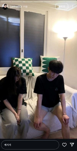 朴竣辉被捉奸只穿内裤照遭公开，一旁的女性并非他的未婚妻。
