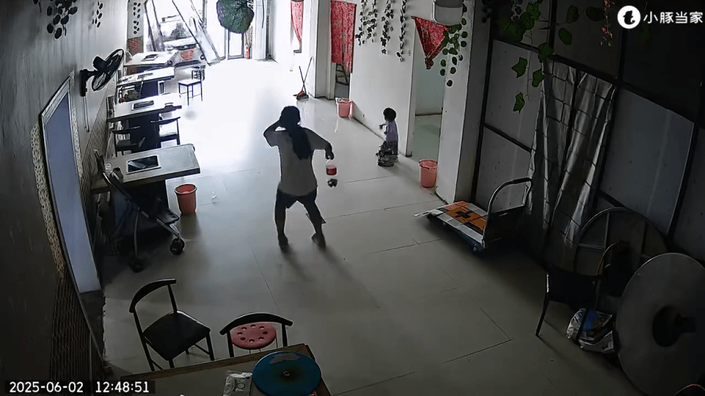 小型汽车撞入店内，女孩吓得用手掩口。