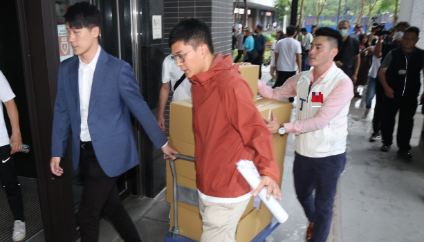 罢免民进党“立委”吴沛忆的“忆事吴成”领衔人李孝亮（中）7日将2阶联署书送交台北市选举委员会，但因为份数未达标，因此北市选委会没有清点及收件。