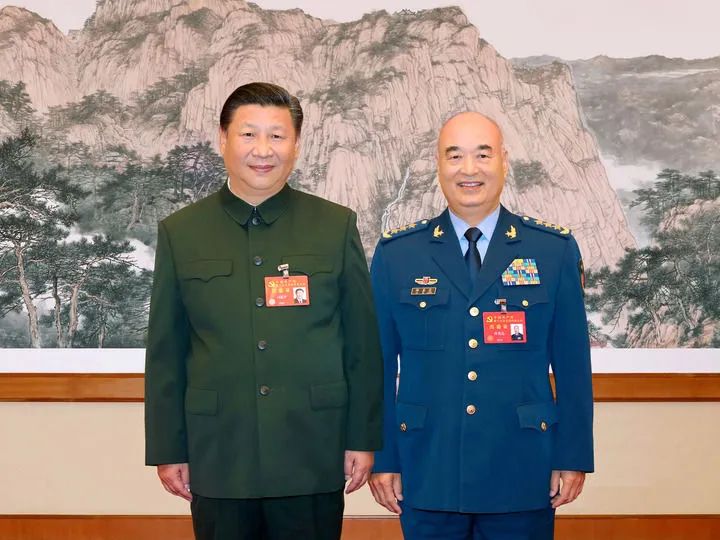 2017年10月26日，习近平同志出席军队领导干部会议时与许其亮同志合影留念。新华社发