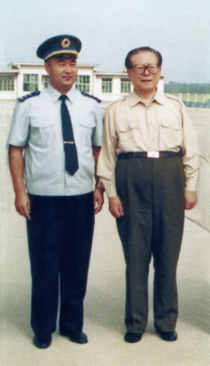 2000年8月，江泽民同志到东北地区视察工作时与许其亮同志合影留念。新华社发