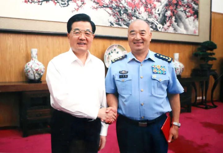 2012年9月3日，胡锦涛同志在中南海与许其亮同志合影留念。新华社发