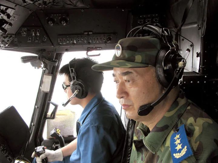 2008年5月19日，许其亮同志乘坐空军飞机勘察汶川地震灾情。新华社发
