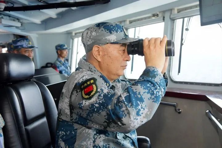2018年4月5日，许其亮同志参加某海上军事演习。新华社发