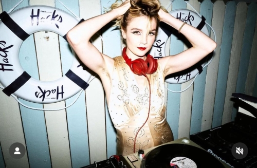 DJ Allie Teilz在社交网上重新分享了她2012年发表过的评论，她称17岁被莱托在后台性侵。