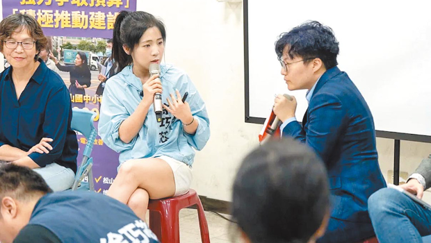 吴静怡（右）以复盛里里民身份出席国民党“立委”徐巧芯（中）举办的反罢免政策说明会。