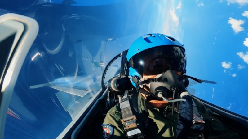 6月上旬，海军航空母舰编队在西太平洋海域进行训练，图为舰载战斗机进行飞行训练。 《人民日报》