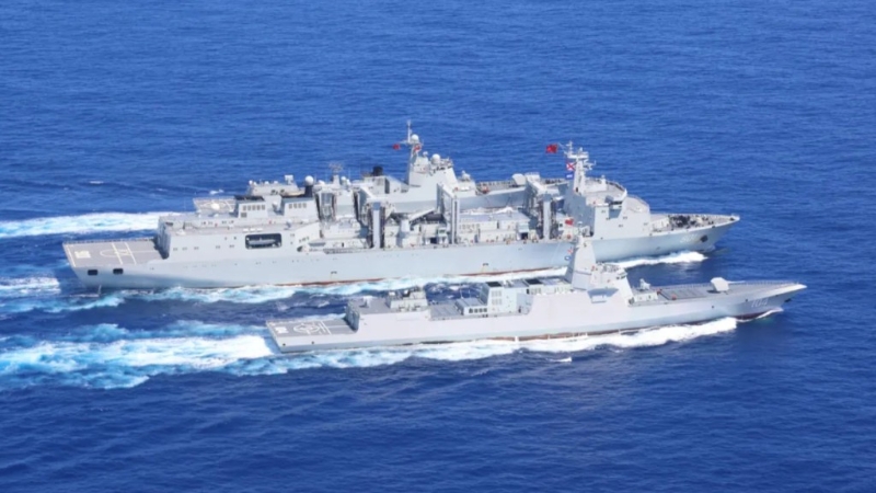 6月上旬，海军航空母舰编队在西太平洋海域进行训练，图为编队属舰进行航行补给。 《人民日报》