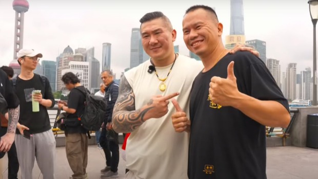 “馆长”逛上海外滩，沿路热情粉丝不断前来合影。