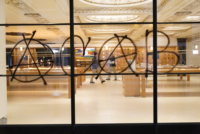 Apple Store遭人涂鸦。 路透社