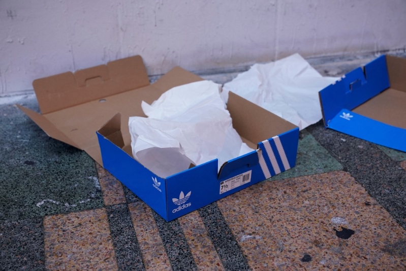 Adidas被人抢劫一空。 路透社