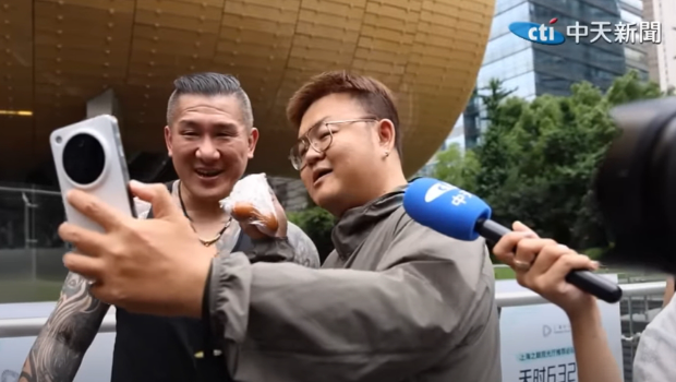 一位上海台湾人现场直播挺馆长。