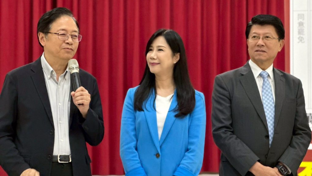 万美玲（中）