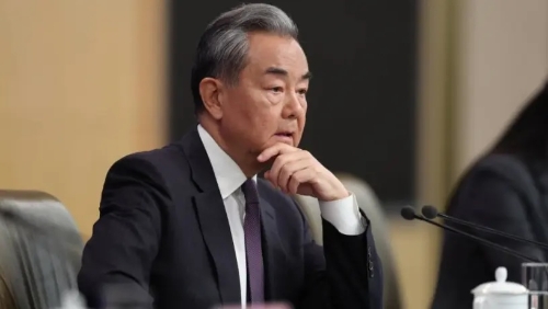 王毅分别与伊朗及以国外长通电话，敦促双方通过对话解决分歧。
