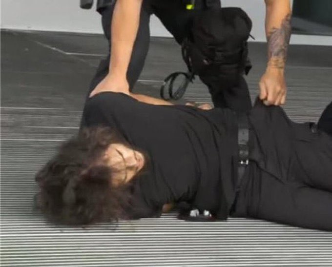 枪击疑犯被警方拘捕。 Ｘ@SarahisCensored