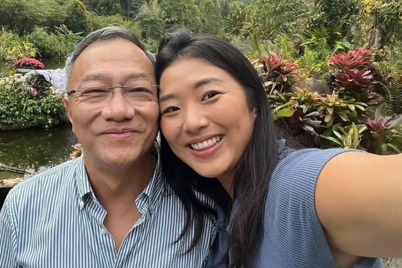 郑芬妮贴出自己与父亲的合照。 IG@laparasian.jpg