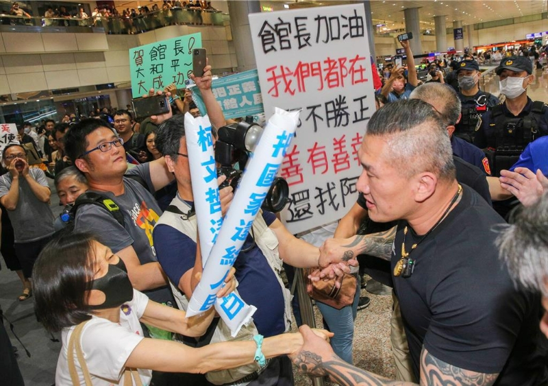 网红“馆长”陈之汉结束6天5夜上海行，于15日晚间返抵台湾，大批馆粉在桃机接机大厅欢迎，陈之汉也上前与支持粉丝致意。中时新闻网资料照