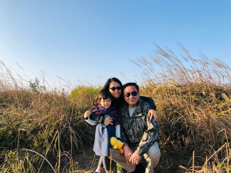 尔冬升对女友同女儿合照。 尔冬升对女友同女儿合照。
