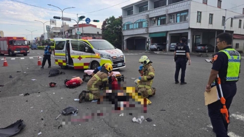 台南惊传休旅车冲撞机车事故，遭撞母女无呼吸心跳送医抢救。
