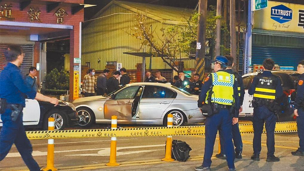 男子杨景隆深夜驾车在桃园和警察驳火近百枪，警匪追逐4.7公里遭围捕落网。