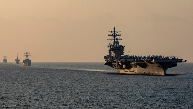 美国“艾森豪威尔”号（USS Dwight D. Eisenhower，CVN 69）航母打击群穿越荷莫兹海峡（Strait of Hormuz）的资料照。