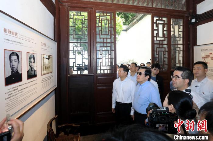 6月18日，中国国民党前主席马英九(前排左二)同中共中央台办、国务院台办主任宋涛(前排左一)，以及台湾青年一行，参访福州市三坊七巷历史文化街区的林觉民·冰心故居。　