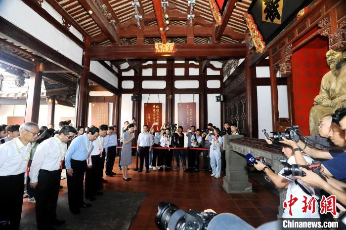6月18日，中国国民党前主席马英九同中共中央台办、国务院台办主任宋涛，以及台湾青年一行，参访福州市三坊七巷历史文化街区的林则徐故居。　图为一行人向林则徐铜像鞠躬致敬。