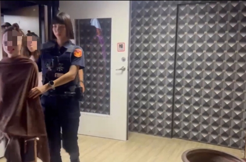当场逮捕黄姓业者及越籍、缅甸籍三名应召女。