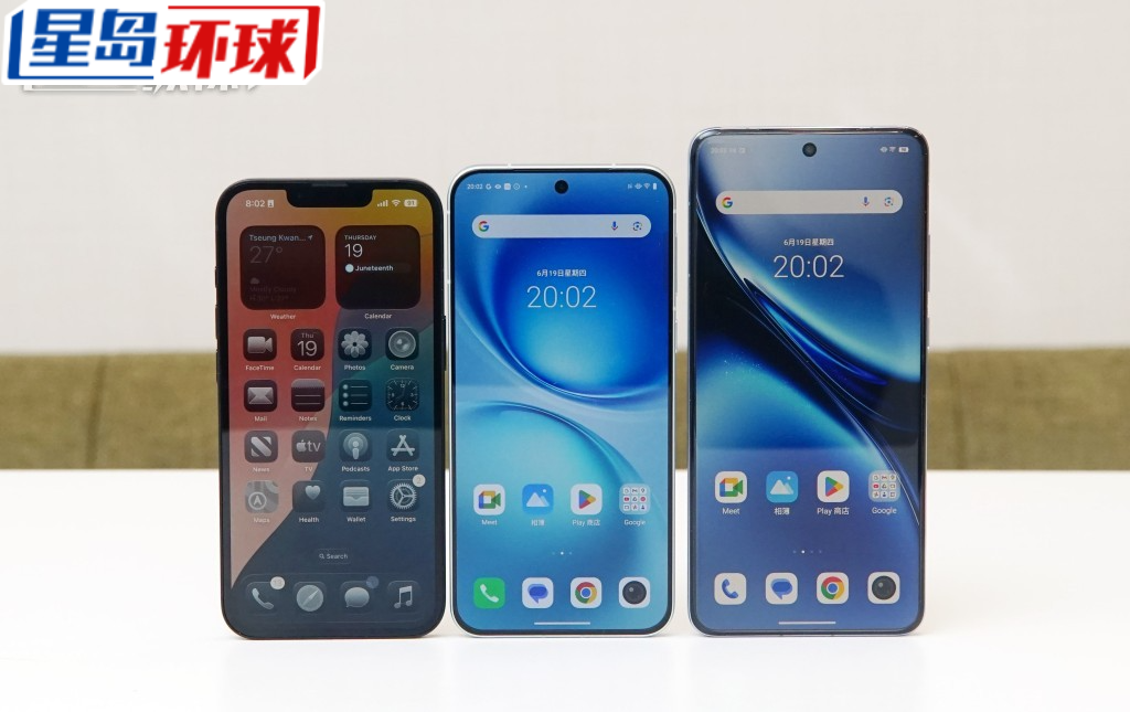 6.31吋的X200 FE（中）机身比6.78吋的X200 Pro（右）短小一截，屏幕则比iPhone 16e（左）的6.1吋大一点。.jpg