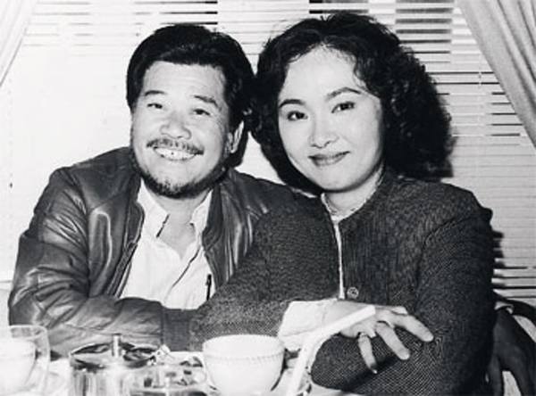 雪妮与唐佳结婚多年。