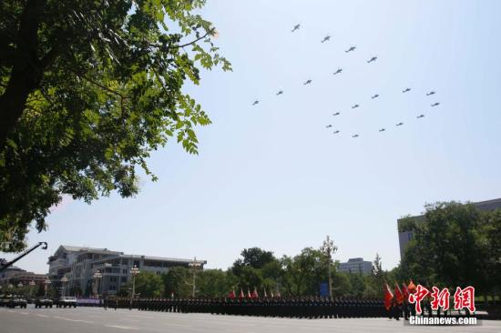 直升机在空中飞行