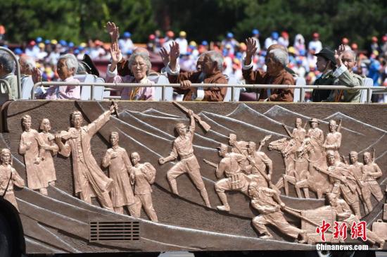 抗战老兵乘车方队通过天安门广场。