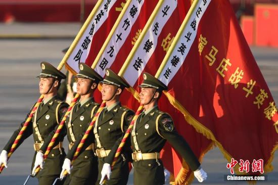 在北京天安门广场前，徒步方队正在抓紧时间演练