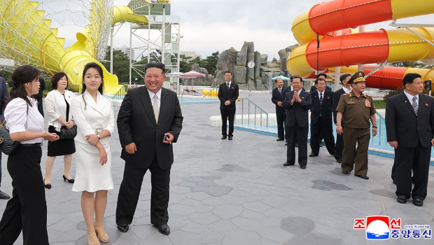 金正恩携妻子李雪主(左)、女儿金主爱(中)出席海岸观光渡假村竣工仪式。 金正恩携妻子李雪主(左)、女儿金主爱(中)出席海岸观光渡假村竣工仪式。