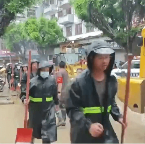 贵州榕江预计出现253米洪峰水位，配合全城警报，民众有序撤离。