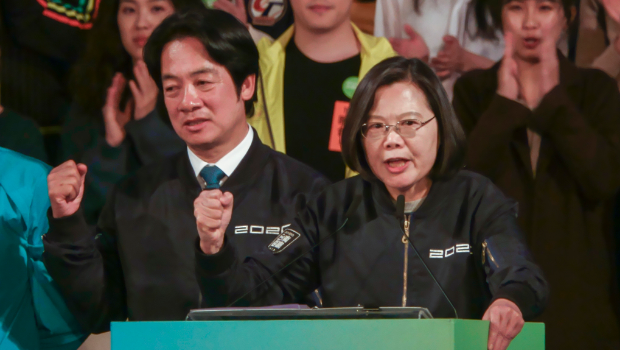 叶元之直言，蔡英文(右)缺席民进党“全代会”，是怕抢了赖清德(左)的风采。