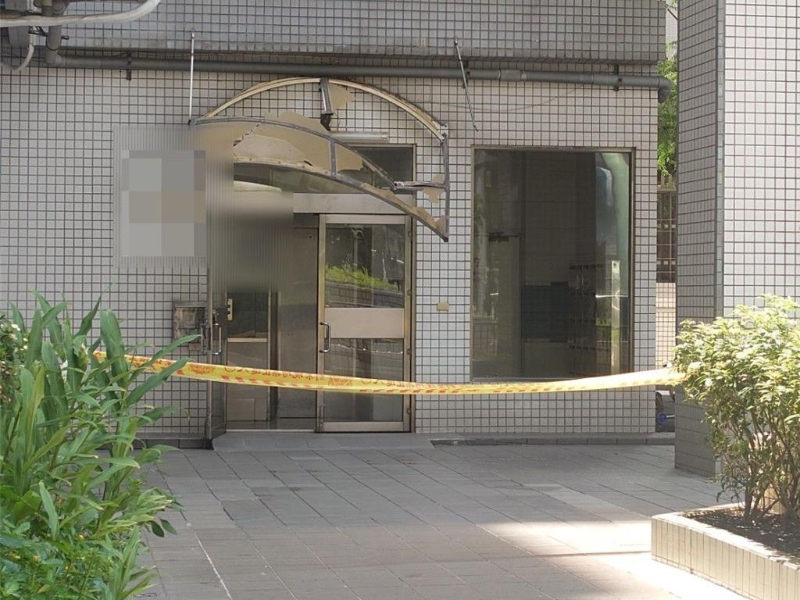 彭妻约在今日上午8点多从住处所在的大楼13楼坠下，打破中庭遮雨棚倒卧地上，警消到场时已呈现全身多处骨折、明显死亡未送医。