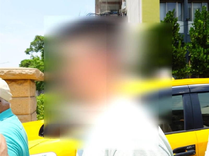 民众党高雄党部多名干部到警局陪同彭儿，透露彭儿过于震惊已哭不出来，怒轰这是司法迫害所酿的悲剧。
