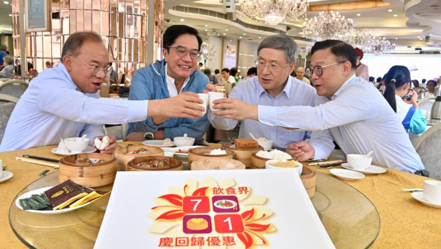 多名司局长齐撑七一优惠活动，叹茶搭叮叮到饼家扫货